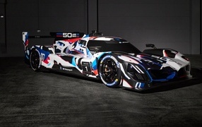 Красивый гоночный автомобиль BMW M Hybrid V8