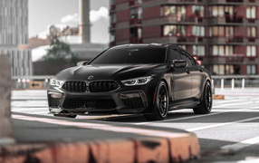 Черный BMW M8 вид спереди