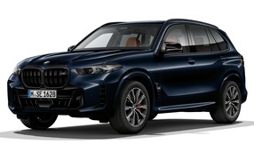 Черный автомобиль BMW X5 M60i Protection VR6 2023 года на белом фоне
