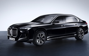Черный стильный автомобиль BMW 760i XDrive Protection