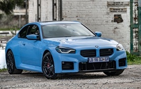 Голубой автомобиль BMW M2 AT 2023 года