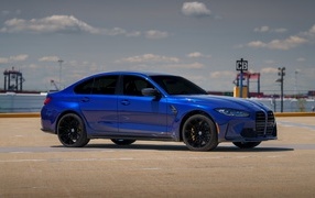 Синий автомобиль  BMW M3, 2023 года