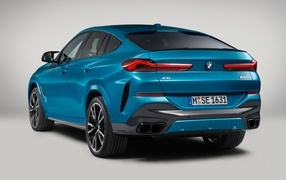 Синий автомобиль  BMW X6 2023  вид сзади