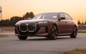 Коричневый автомобиль BMW I7 M70 XDrive 2024 года