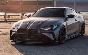 Дорогой черный автомобиль BMW M4