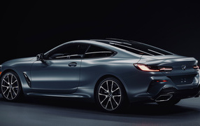 Дорогой серебристый автомобиль BMW M850i CGI  вид сзади