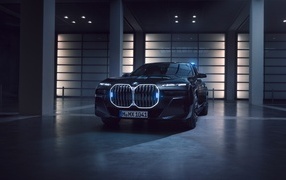 Вид спереди на автомобиль BMW 760i XDrive Protection
