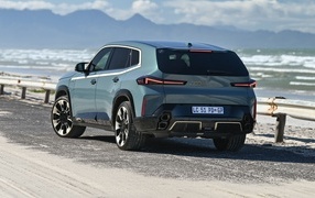 Вид сзади на внедорожник BMW XM