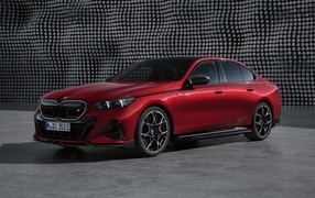 Красный автомобиль BMW I5 M60 XDrive M Performance Parts 2023 года
