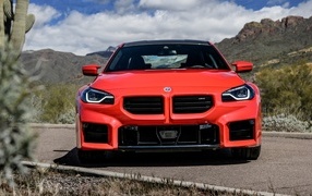 Красный автомобиль BMW M2 AT вид спереди