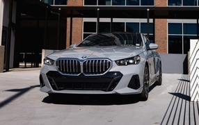 Серебристый автомобиль BMW 530i XDrive M Sport 2024 года