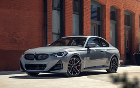 Серебристый автомобиль BMW 230i Coupé M Sport