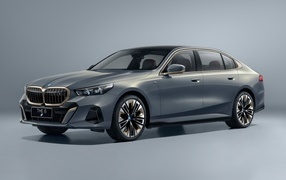 Серебристый автомобиль BMW I5 M Sport 2023 года