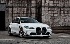 Белый автомобиль BMW M3 2022  года вид спереди
