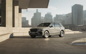 Автомобиль Bentley Bentayga V8 First Edition 2021 года на фоне города