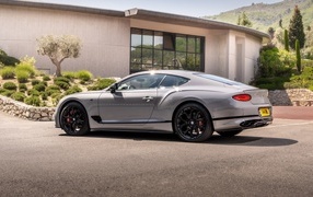 Автомобиль Bentley Continental GT S 2022 года вид сзади