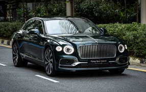 Автомобиль Bentley Flying Spur Hybrid 2023 на дороге