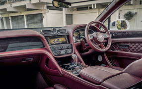 Красный кожаный салон автомобиля Bentley Bentayga Hybrid First Edition 