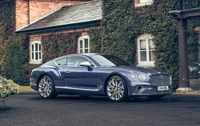 Автомобиль Bentley Continental GT Mulliner у дома