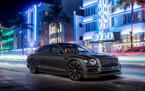 Черный автомобиль Bentley Flying Spur Hybrid 2023 года в городе