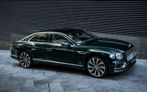 Черный автомобиль Bentley Flying Spur Hybrid 2023 года вид сбоку