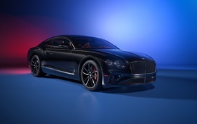 Черный автомобиль Bentley Continental GT на синем фоне