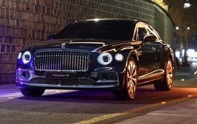 Черный автомобиль Bentley Flying Spur V8