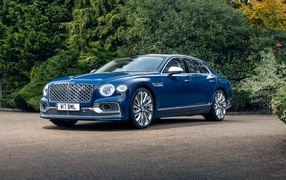 Синий автомобиль Bentley Flying Spur Mulliner