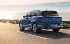 Синий внедорожник Bentley Bentayga Azure вид сзади