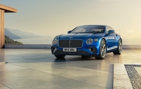 Синий дорогой автомобиль Bentley Continental GT
