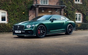 Зеленый автомобиль Bentley Continental GT