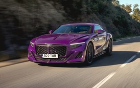 Новый Bentley Mulliner Batur 2023 на дороге