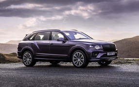 Внедорожник Bentley Bentayga EWB на фоне неба