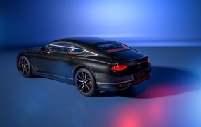 Вид сбоку на автомобиль Bentley Continental GT на синем фоне