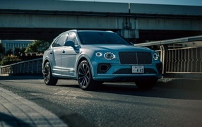 Серебристый Bentley Bentayga Hybrid