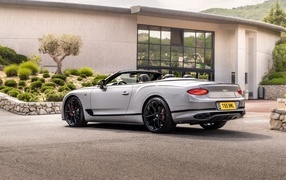 Серебристый кабриолет  Bentley Continental GT S