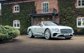 White Bentley Continental GT Mulliner convertible