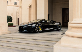Автомобиль Bugatti W16 Mistral Black 2024 у здания