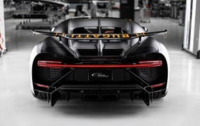 Вид сзади на черный спортивный автомобиль Bugatti Chiron Pur Sport