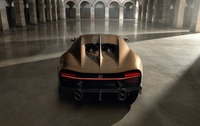 Вид сзади на быстрый автомобиль Bugatti Chiron