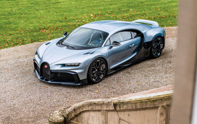Серебристый Bugatti Chiron Profilée