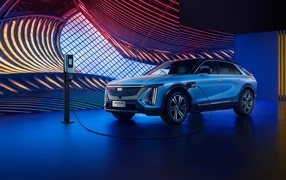Автомобиль Cadillac Lyriq 2023 года на заправке