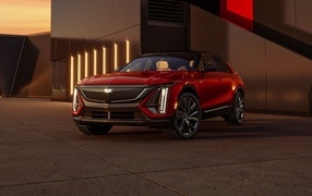 Дорогой красный автомобиль Cadillac Lyriq Sport 2024  года
