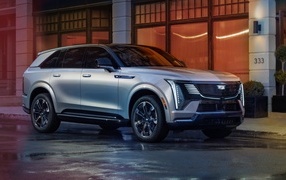 Дорогой серебристый Cadillac Escalade IQ Sport 2025 года