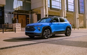 Синий кроссовер Chevrolet TrailBlazer RS 2024 года