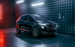 Электрокар Chevrolet Bolt на заправке