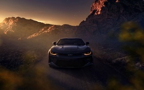 Автомобиль Chevrolet Camaro SS в горах