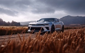 Автомобиль Chevrolet Camaro SS на дороге