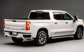 Автомобиль Chevrolet Silverado вид сзади на сером фоне