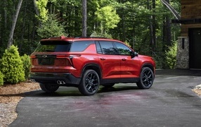 Вид сзади на красный внедорожник Chevrolet Traverse RS 2024 года